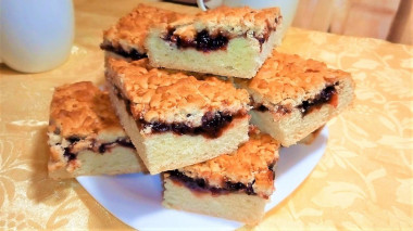 Curly pie with shortbread jam