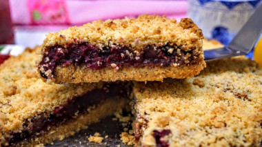 Lazy pie with jam and frozen berries