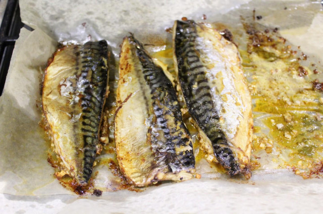 Baked mackerel with paprika and garlic