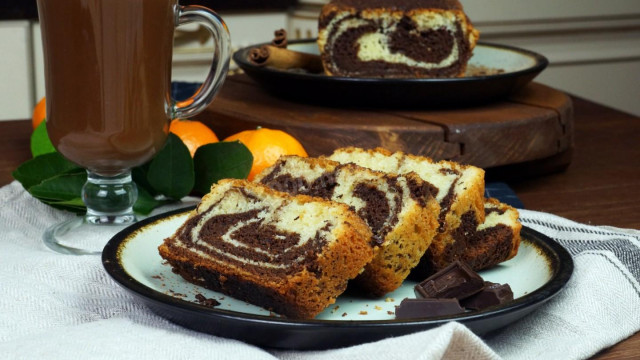 Marble cupcake with hot chocolate