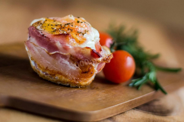 Fried eggs in bacon