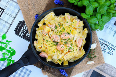 Pasta with red fish in cream sauce