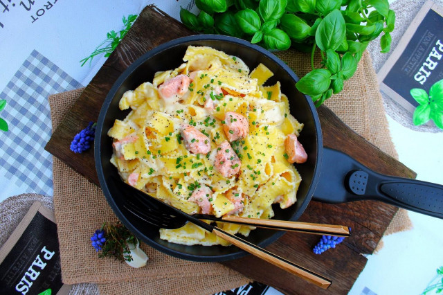 Pasta with red fish in cream sauce