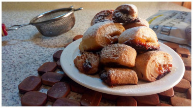 Cookie rolls with fruit jam