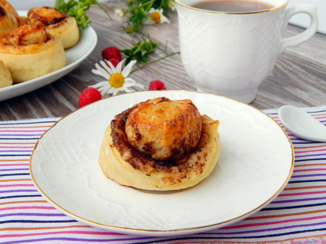 Yeast buns with cinnamon dough in a bread maker