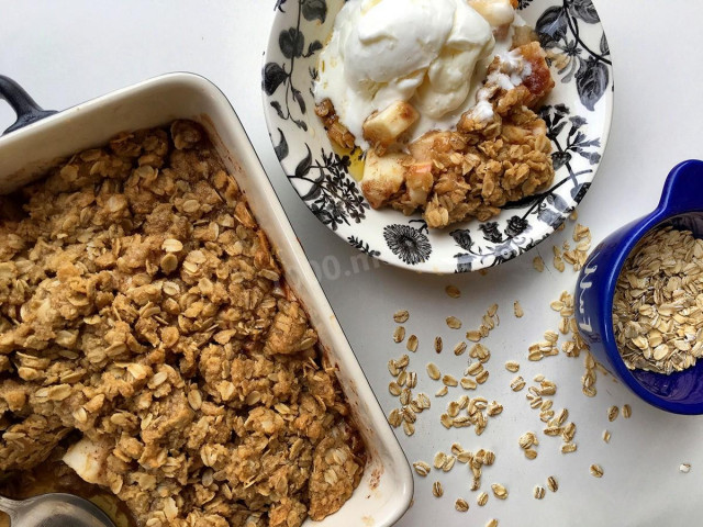 Apple dessert with oatmeal and spices