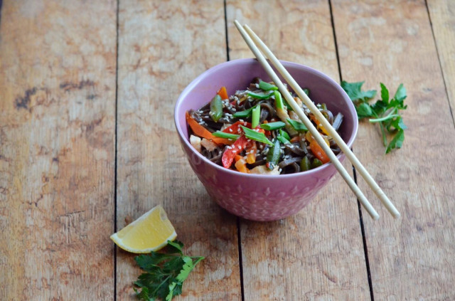 Buckwheat noodles with chicken and vegetables