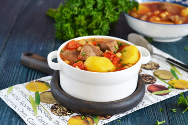 Azerbaijani beef Bozbash with chickpeas