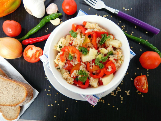 Salad with bulgur and vegetables