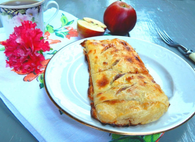 Layered apple pie made from yeast-free homemade test