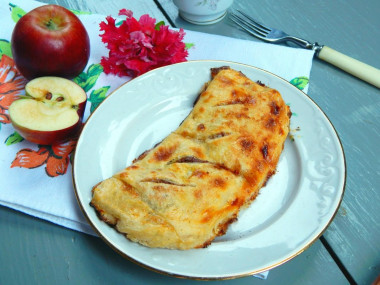 Layered apple pie made from yeast-free homemade test