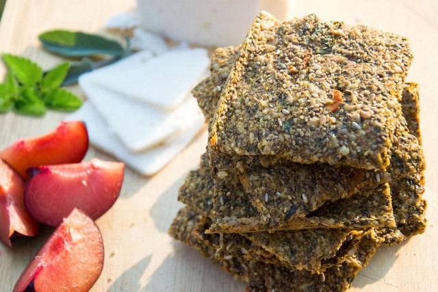 Crackers with seeds