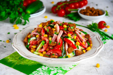 Salad with ham tomatoes croutons beans