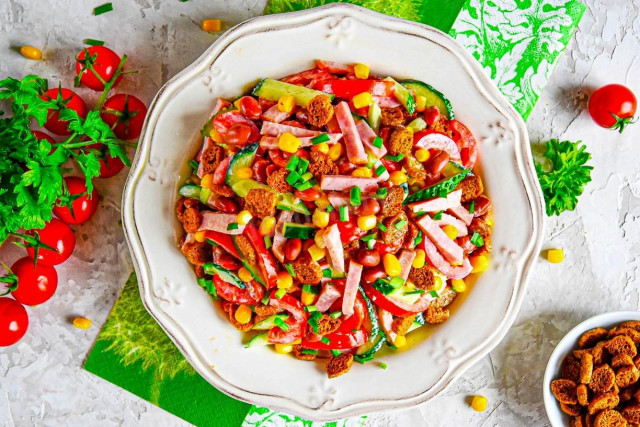 Salad with ham tomatoes croutons beans