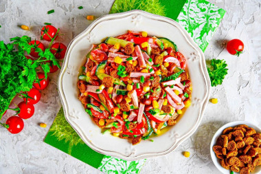 Salad with ham tomatoes croutons beans