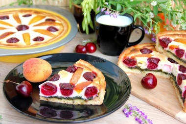 Short curd pie with fruit and sorrel