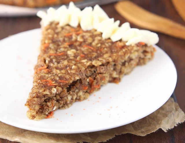 Oatmeal cookie cake with pastries