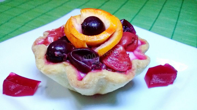 Sand baskets with cream and berries