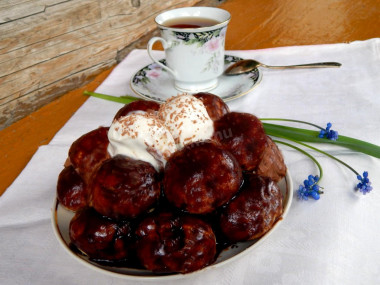 Capercaillie's Nest cake with sour cream