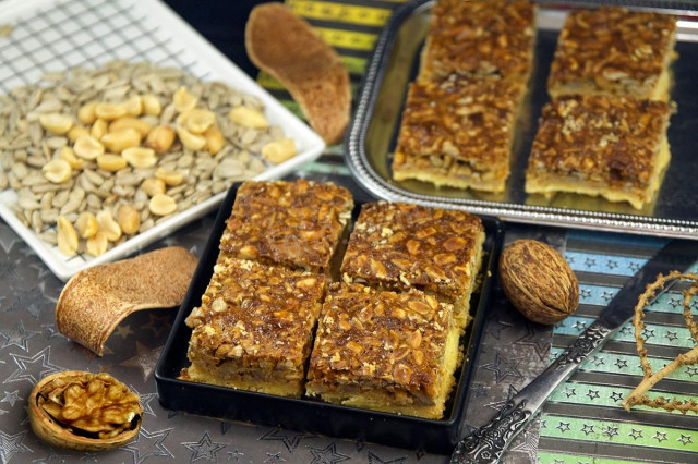 Cake with condensed milk and dried apples