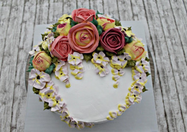 Strawberry cake with gelatin and coconut chips