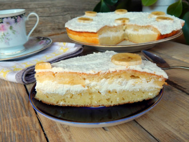 Banana-curd mannik cake on kefir