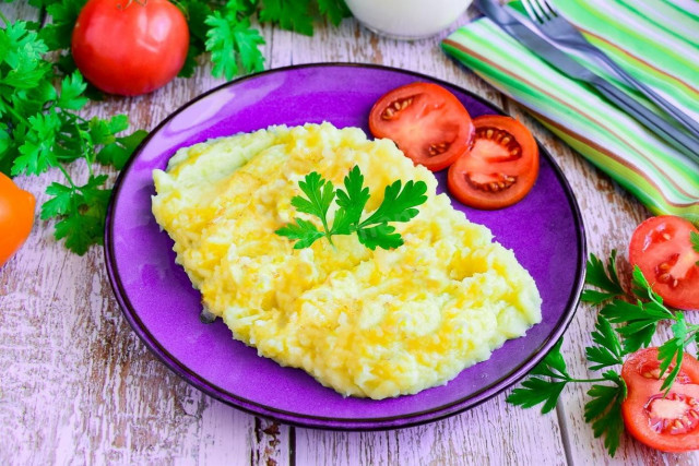 Mashed potatoes with butter and milk