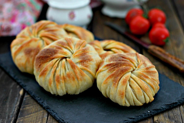 Samsa with potatoes and minced meat