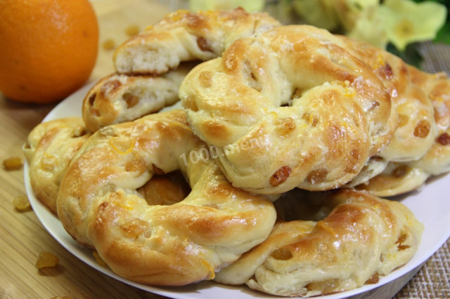 Buns with raisins and icing