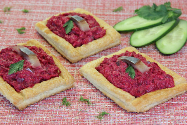 Puff pastry boxes with filling