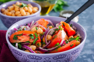 Salad with chickpeas and tomatoes