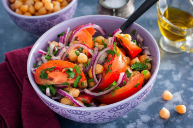 Salad with chickpeas and tomatoes