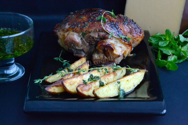 Baked lamb leg in honey glaze