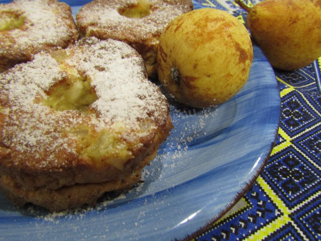 Oatmeal cupcakes with cottage cheese and pear