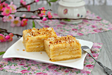 Shortbread Royal cake with custard