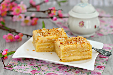 Shortbread Royal cake with custard