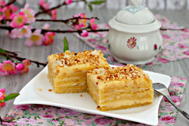 Shortbread Royal cake with custard