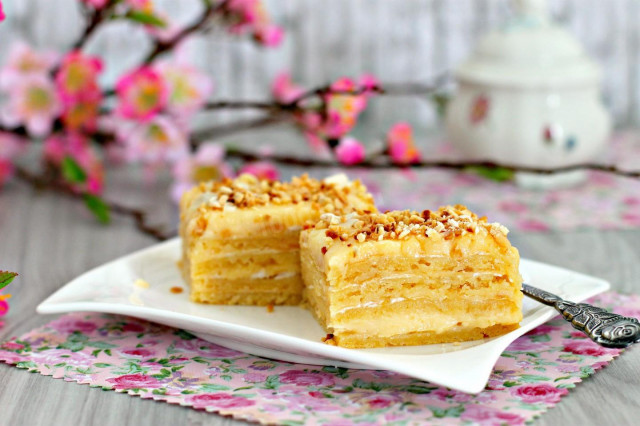 Shortbread Royal cake with custard