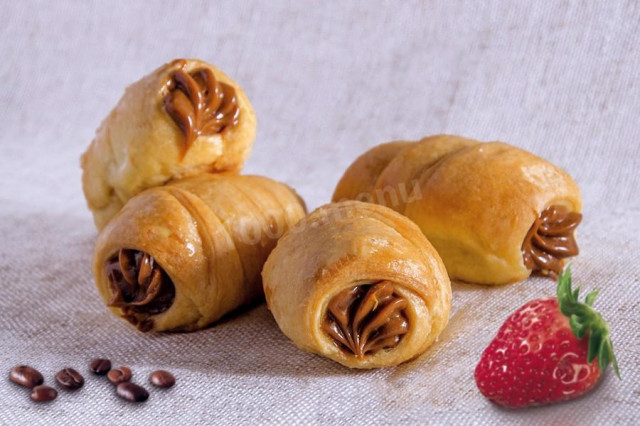 Puff pastry tubes with condensed milk