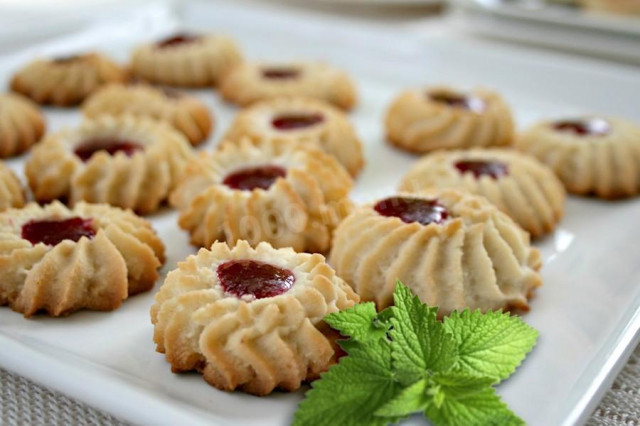 Kurabye biscuits on margarine