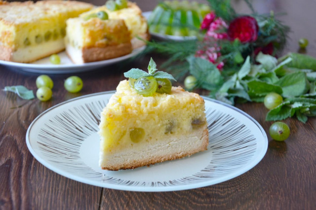 Fluffy pie with pudding and gooseberries