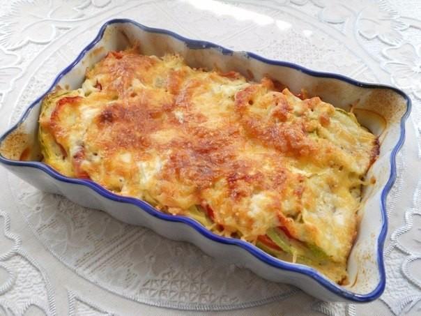 Zucchini baked with tomatoes and bell pepper