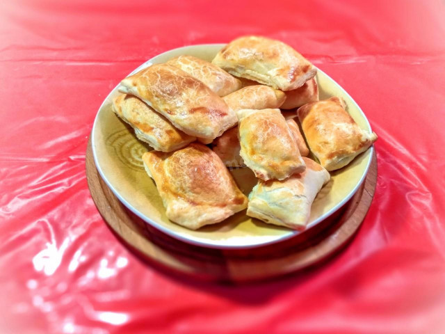 Unsweetened puffs with sorrel and cottage cheese