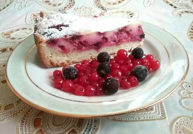 Aspic pie with berries