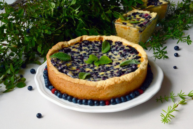 Pie with berries and sour cream filling