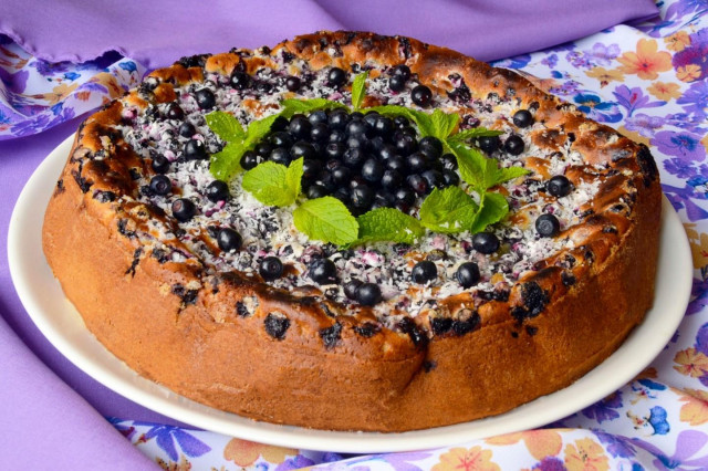 Sponge cake with berries