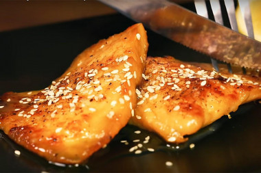 Perch fillet in honey glaze with sesame seeds