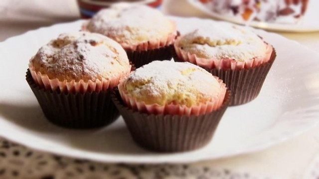 Small cupcakes with toffee filling on sour cream