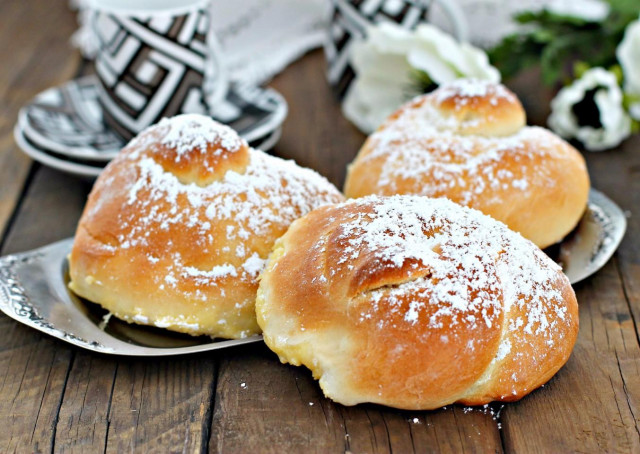 Spanish rolls with custard