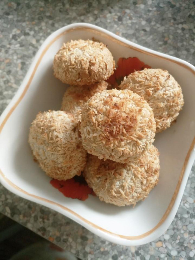 Curd cookies with banana and coconut